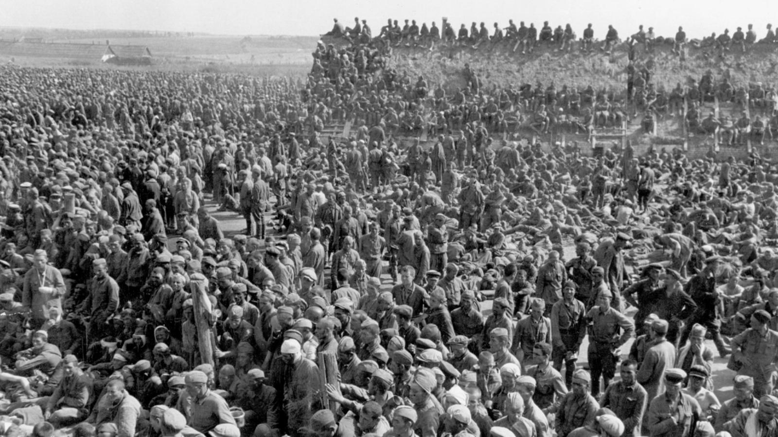 Немецкий временный лагерь для советских военнопленных, 1941 год.