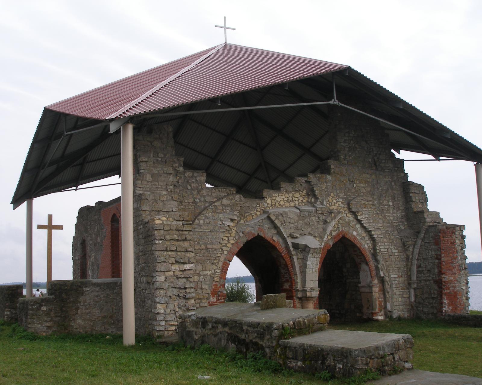 Руины церкви, построенной Мейнардом у Икскюля. 