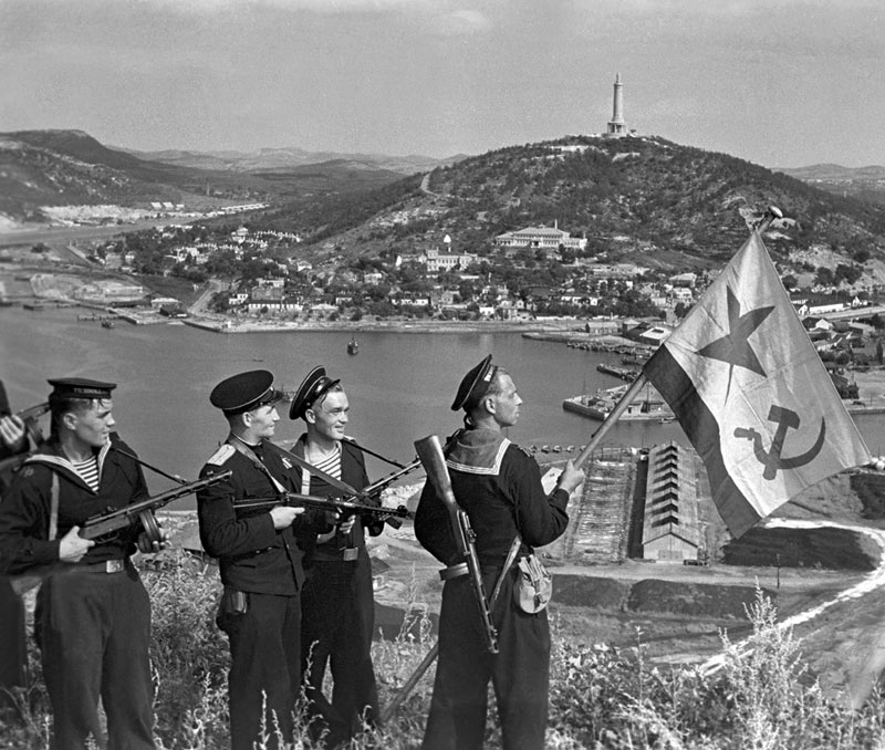 Советские морпехи в Порт-Артуре, 1945.