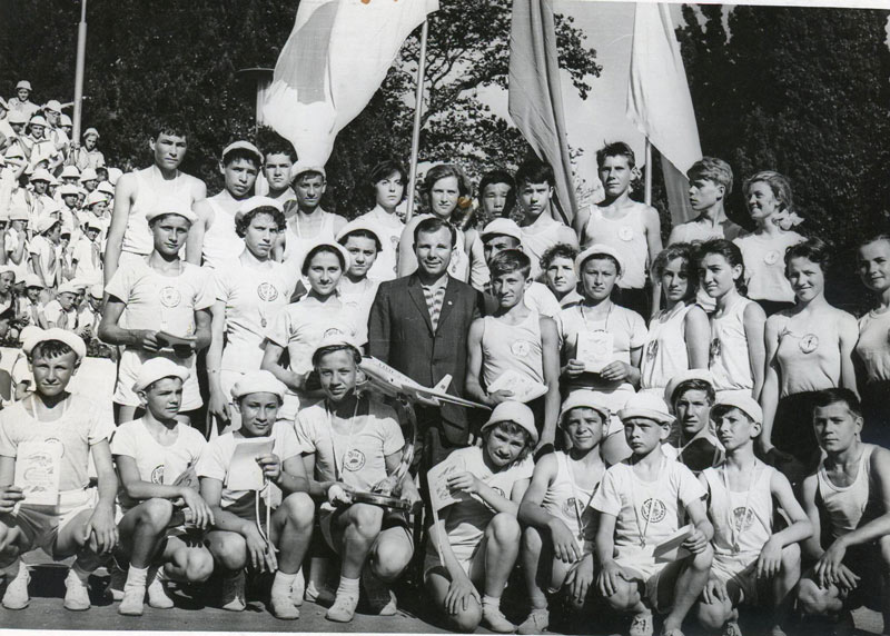 Гагарин с пионерами. 1967 год.