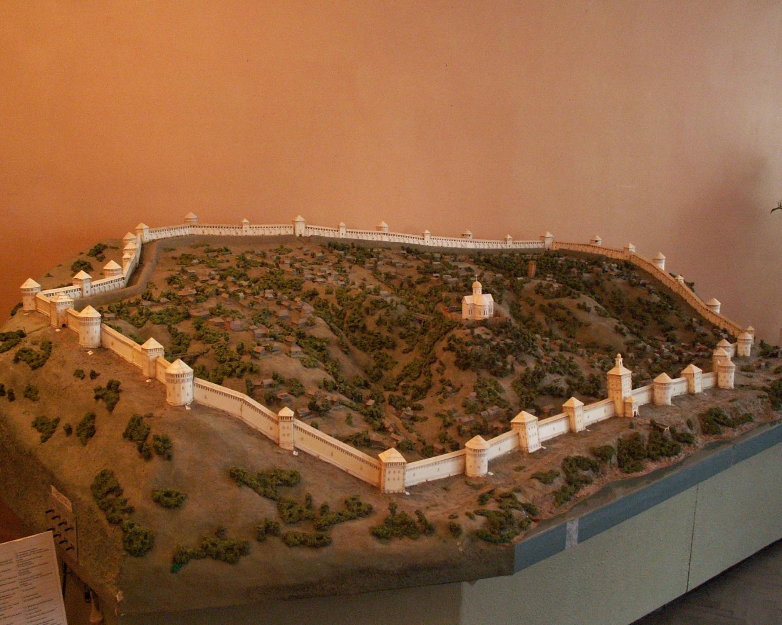 Смоленск — модель средневековой крепости. 