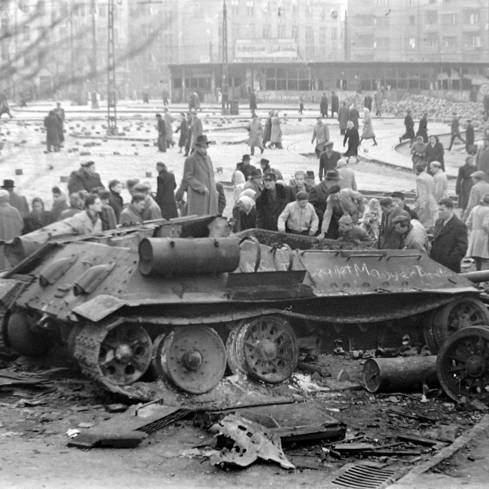 Уничтоженный советский танк. Будапешт, 1956 год.