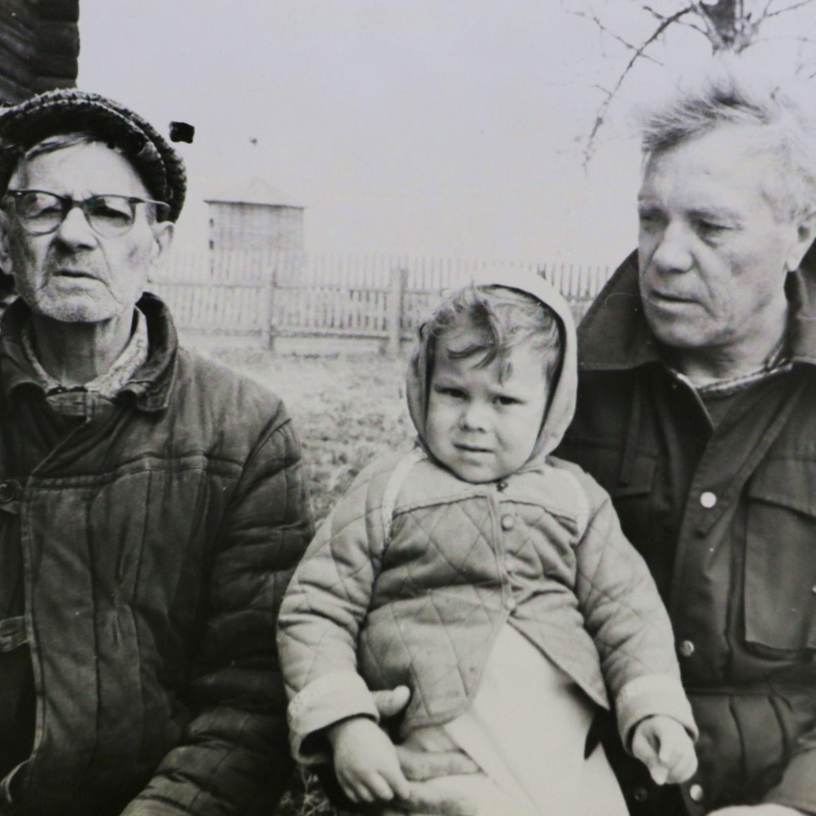 Виктор Астафьев с отцом и внуком, 1970-е годы.