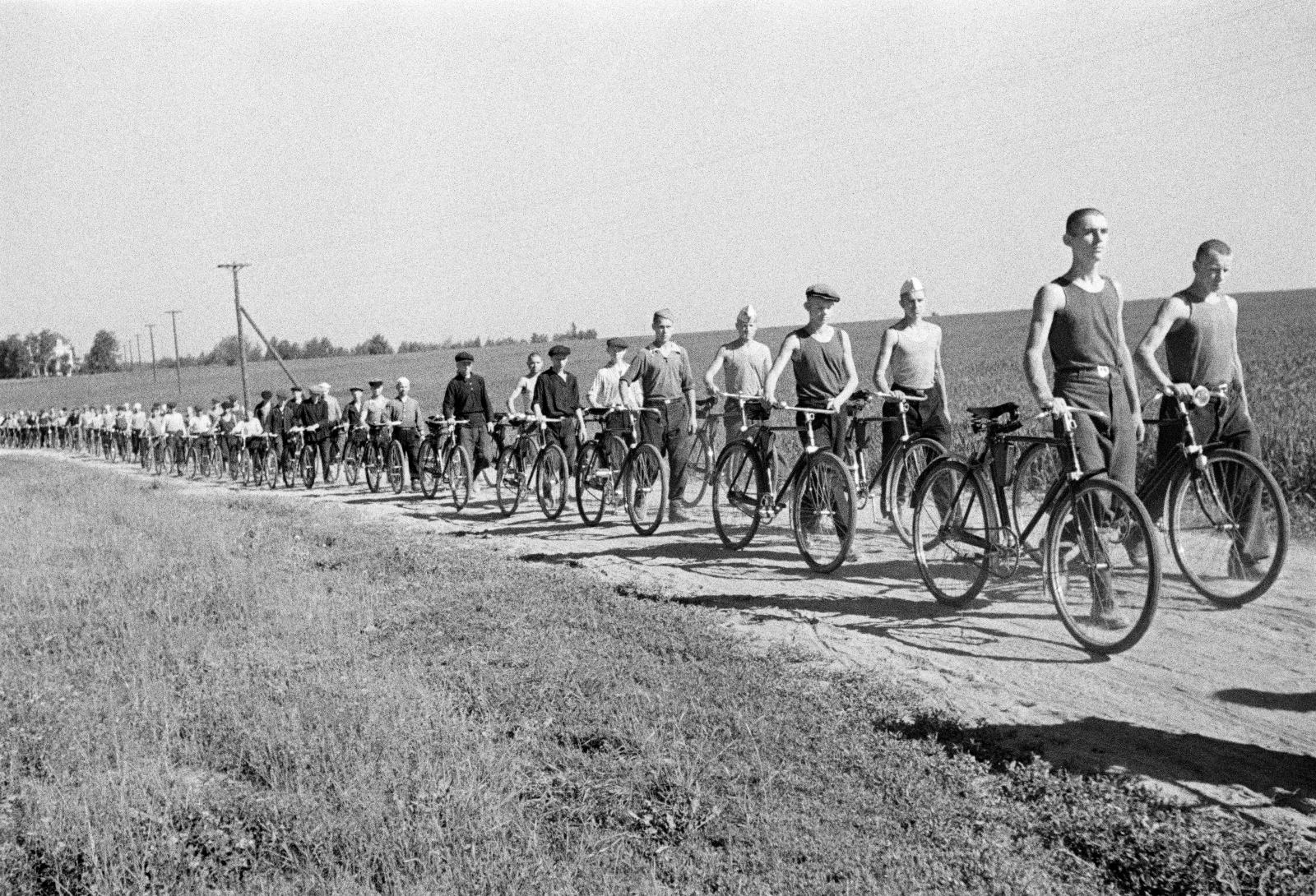 Аркадий Шайхет. Ополченцы под Москвой. Июль 1941. Московская область.