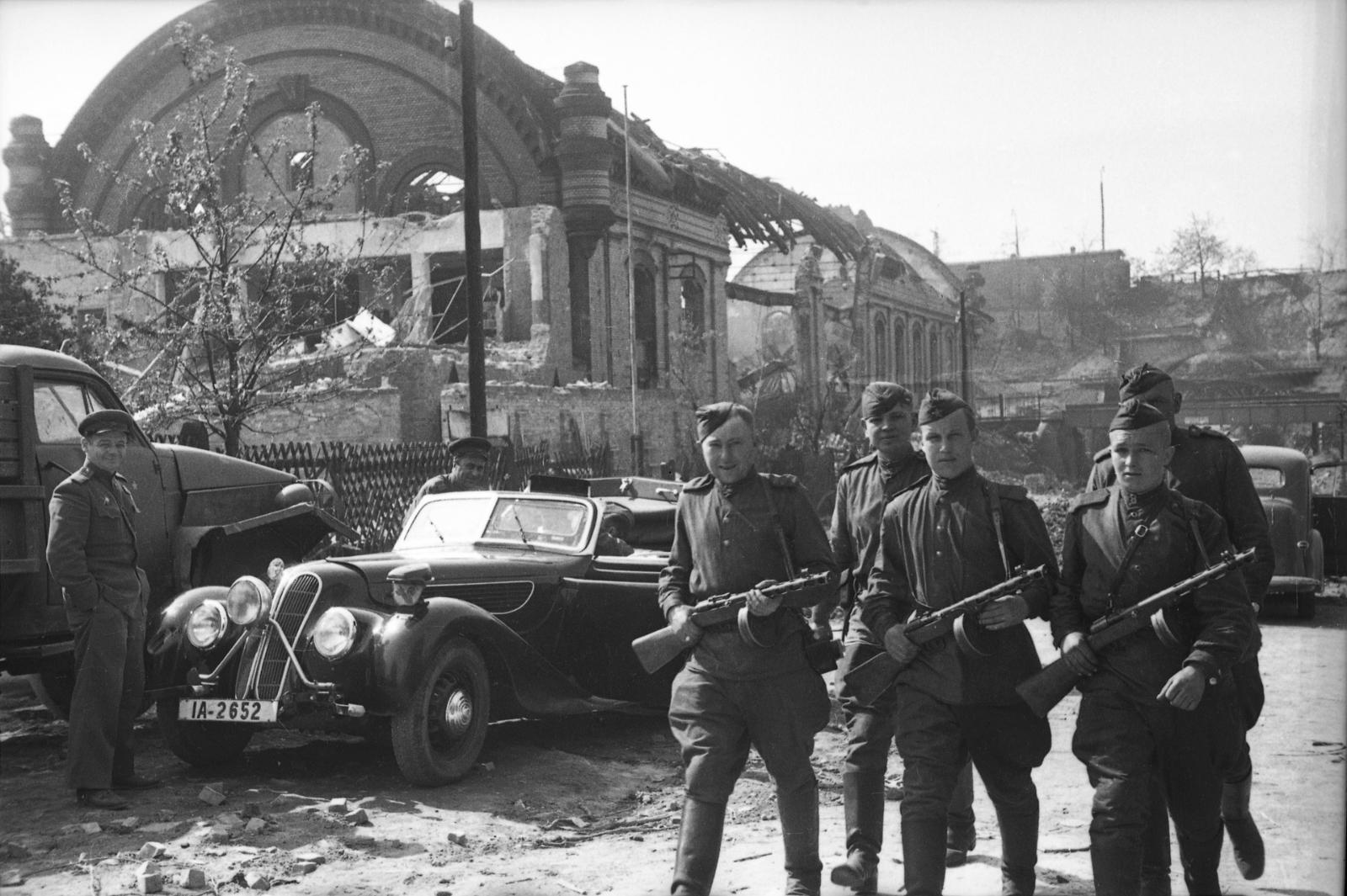 Солдаты 1-го Украинского фронта на окраине Берлина Германия, Берлин, 1945.