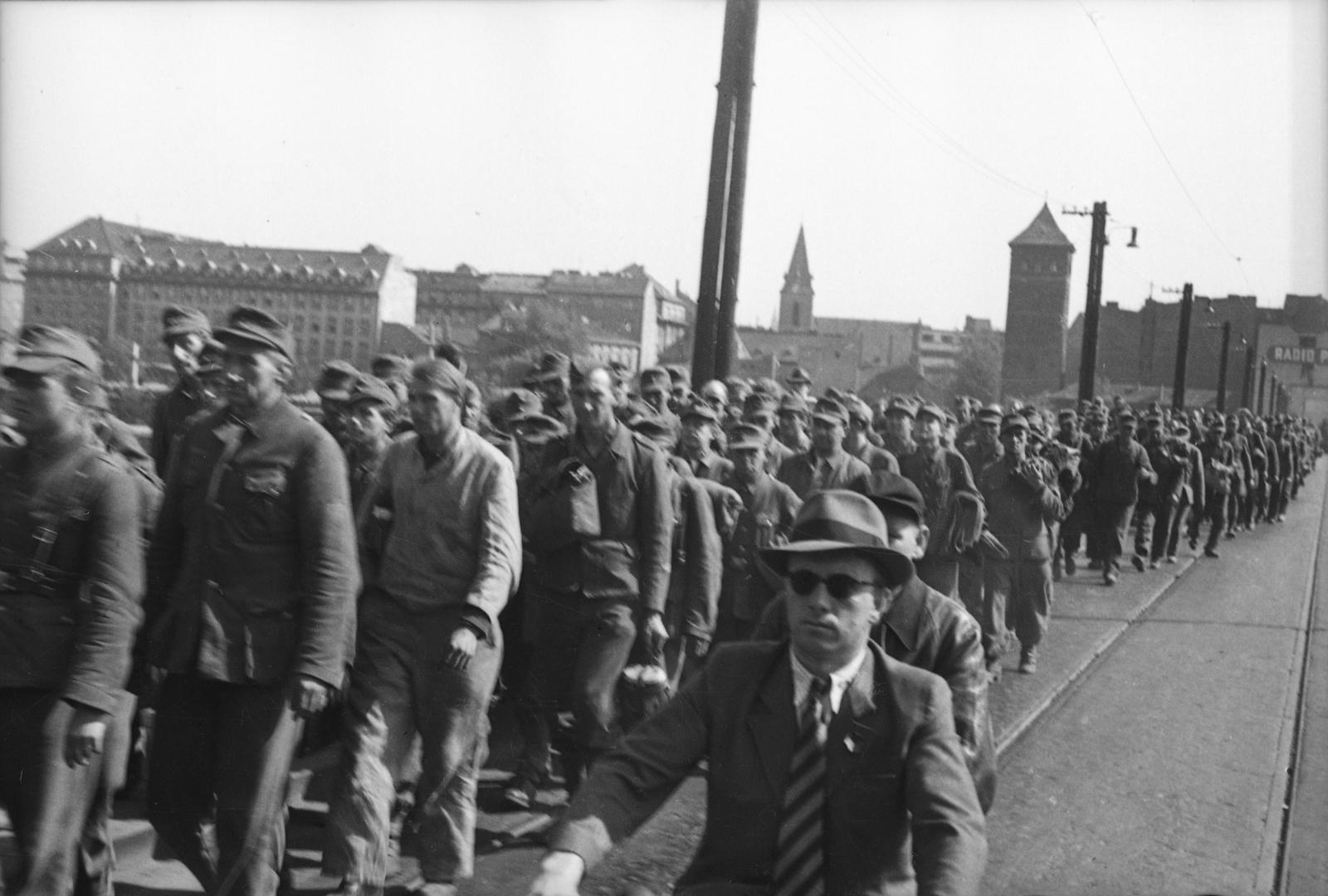 Колонна пленных немцев, Чехословакия, Прага, май 1945.