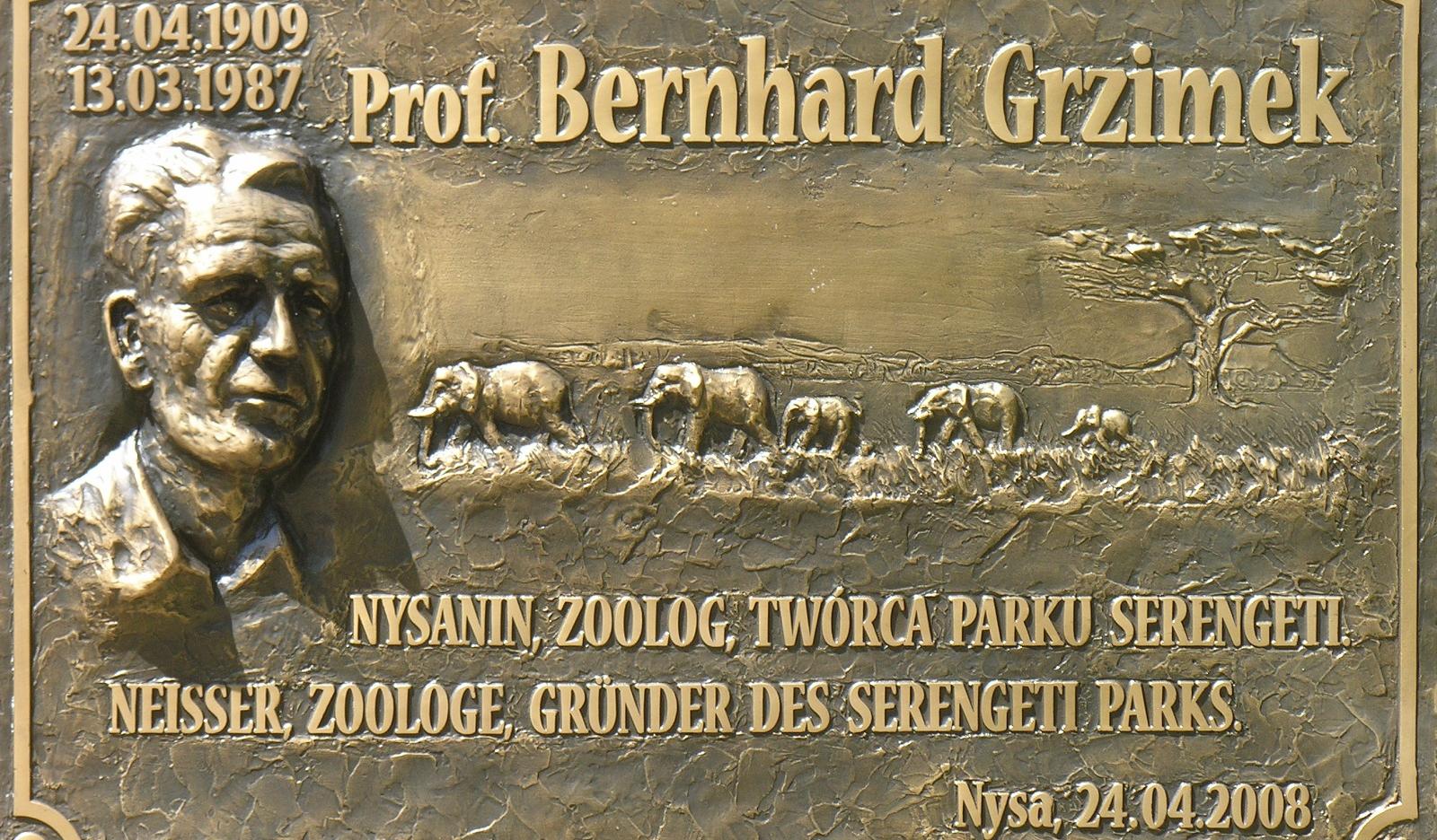 Табличка в честь Бернарда Гржимека.