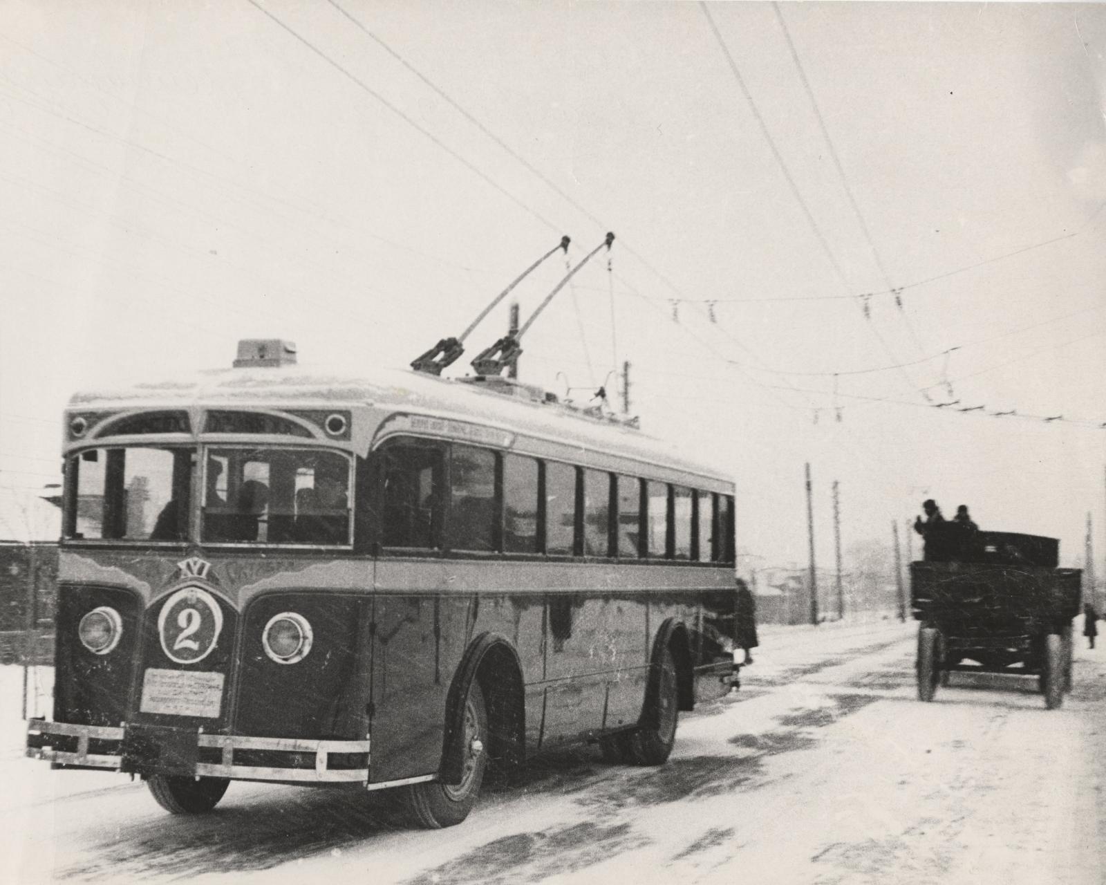Ленинградское шоссе. На маршруте первый советский троллейбус ЛК-2. Конец 1933-го