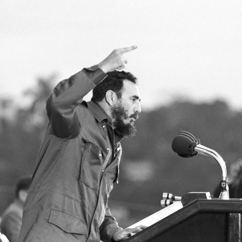 Фидель Кастро выступает.
