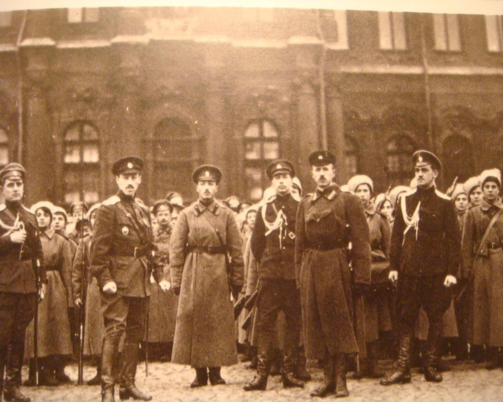 На втором плане – женский батальон, Дворцовая площадь.