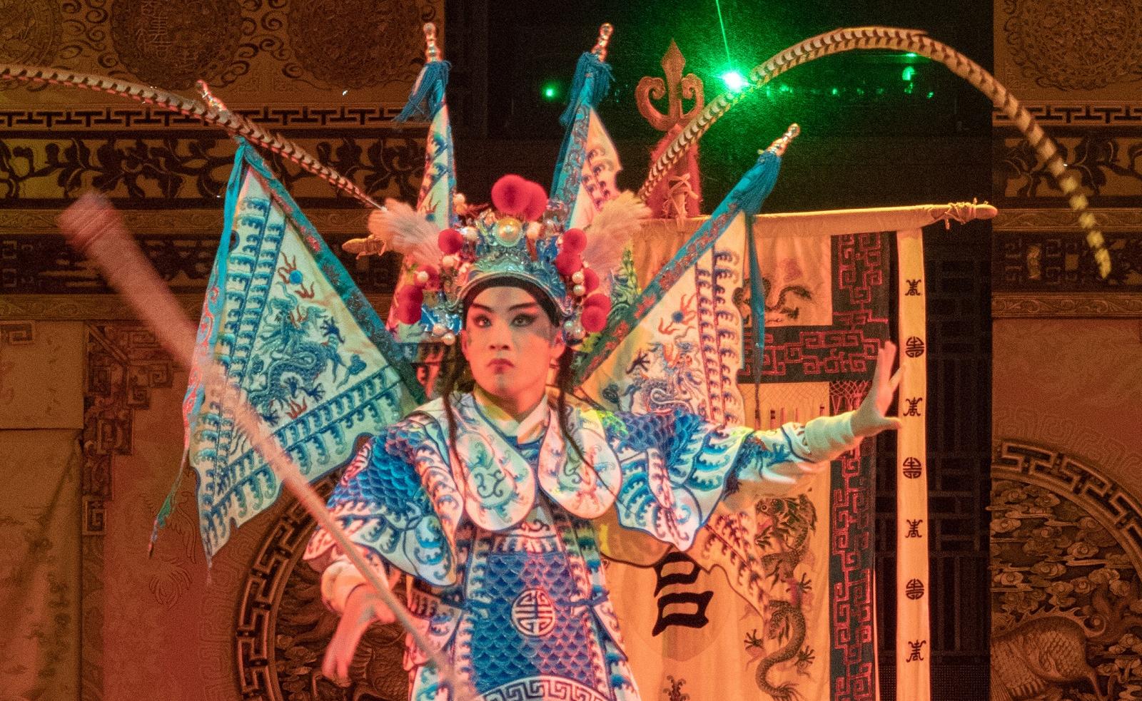 Актер в образе Люй Бу на сцене Сычуаньской оперы.