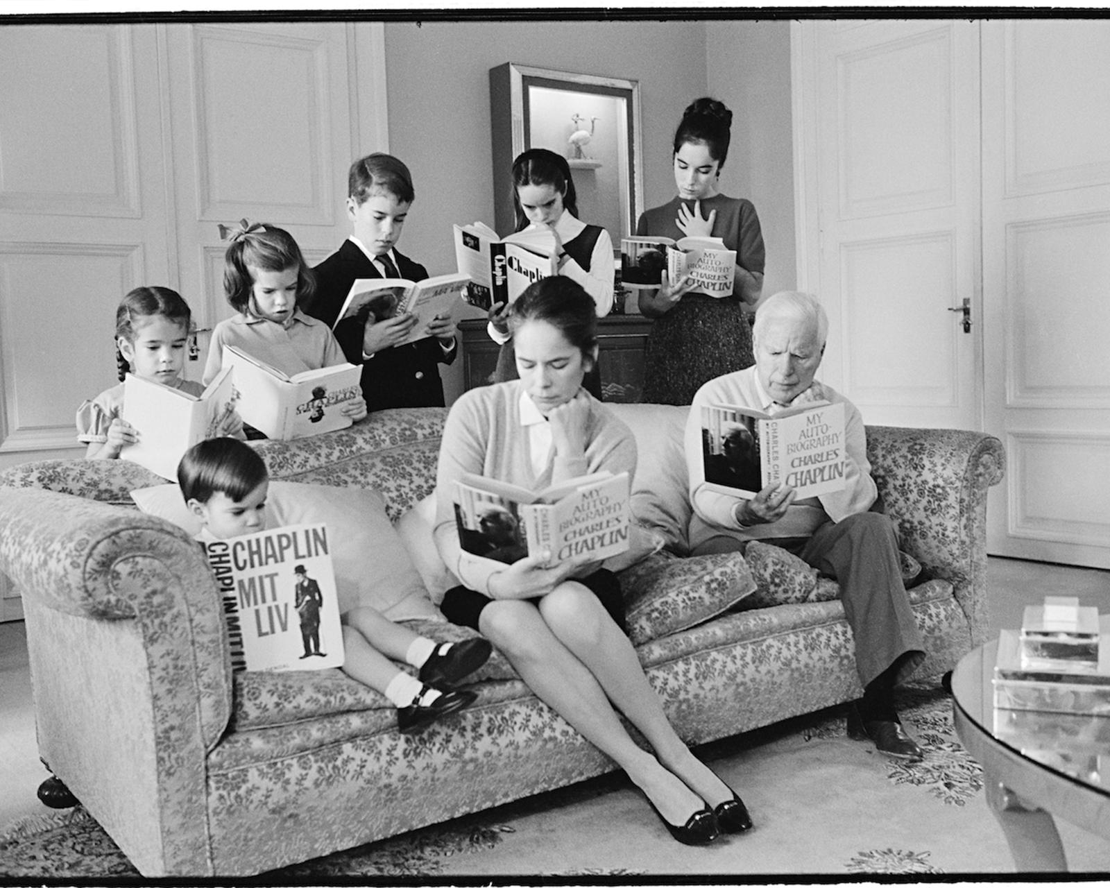 Семья Чарли Чаплина за чтением, 1964.
