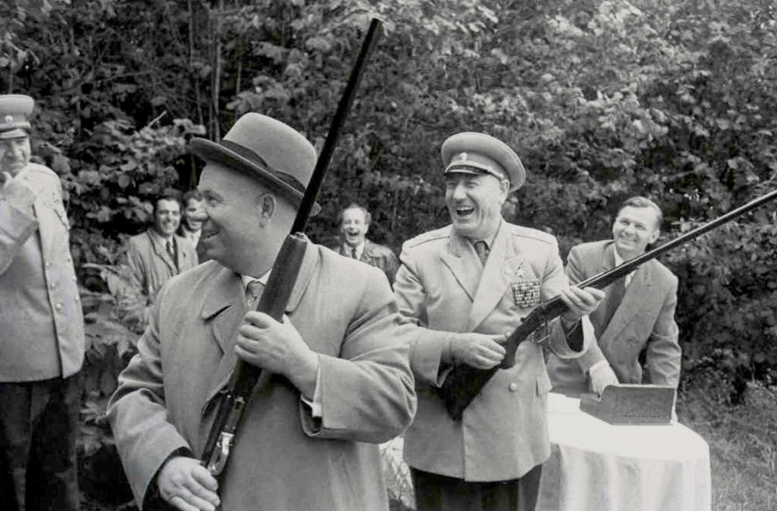 Никита Хрущев и Сергей Бирюзов, 1962 год. 