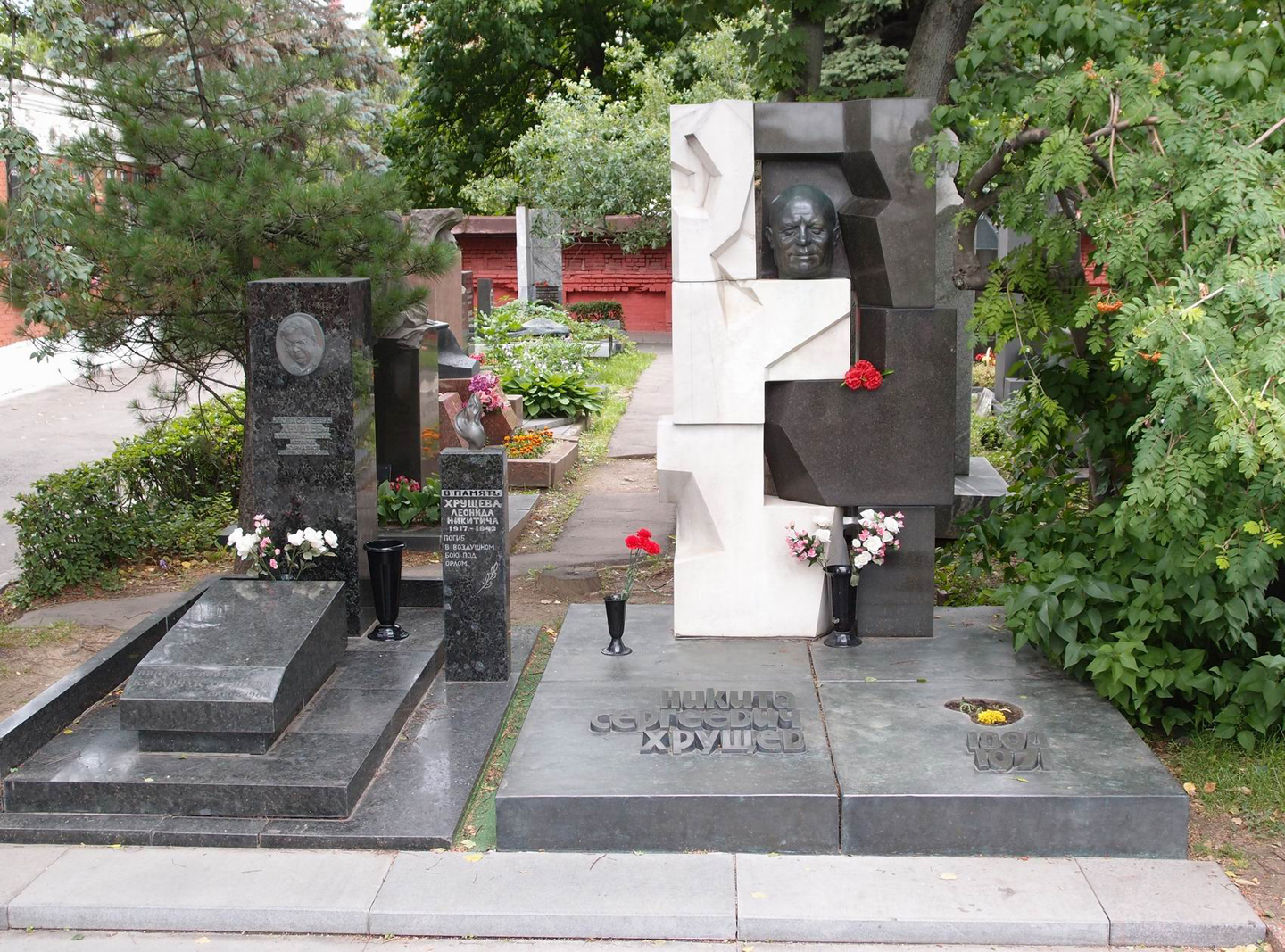 Памятник на могиле Хрущёва работы Эрнста Неизвестного.