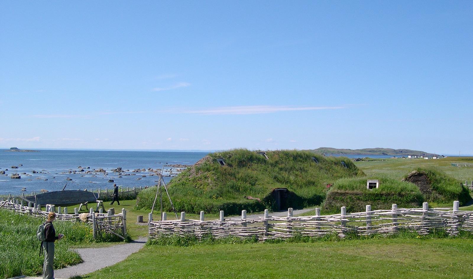 Реконструкция стоянки викингов на острове Ньюфаундленд.