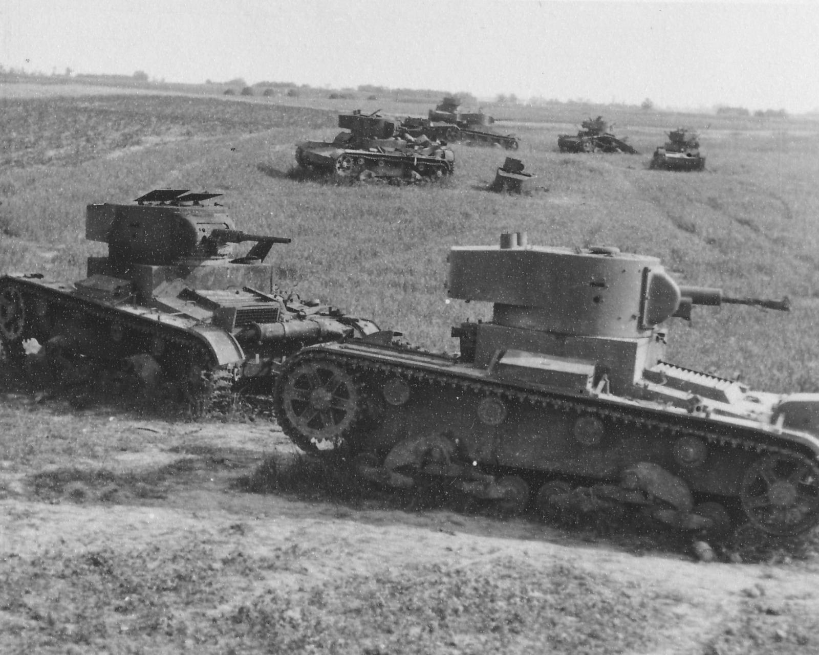 Подбитые советские танки под Луцком, июнь 1941 г.