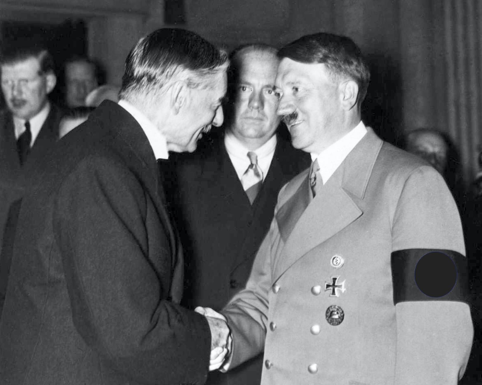 Премьер-министр Великобритании Невилл Чемберлен приветствует Адольфа Гитлера.