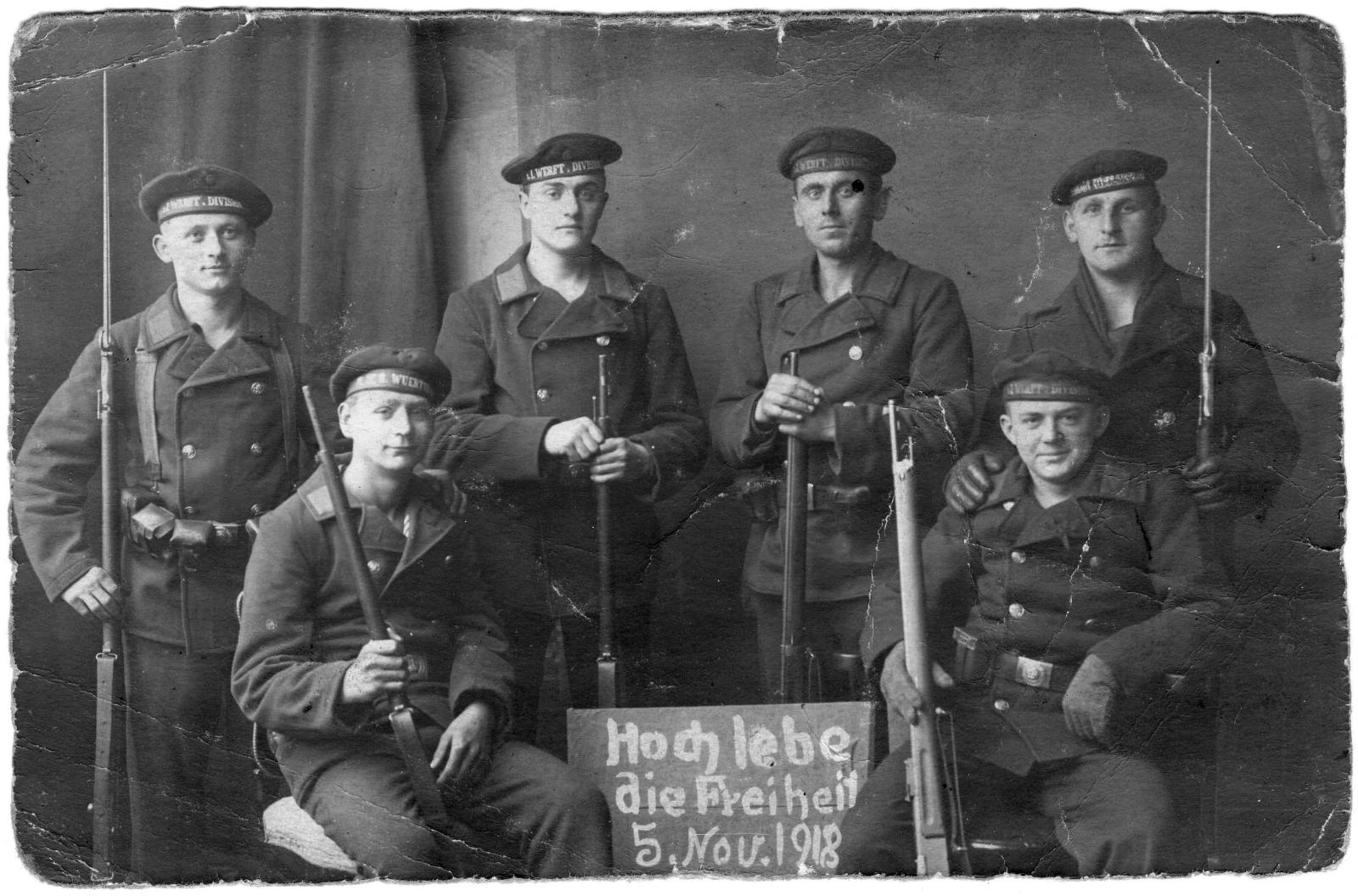 Кильские матросы, фото 5 ноября 1918 г. Надпись на табличке: «Да здравствует свобода!».