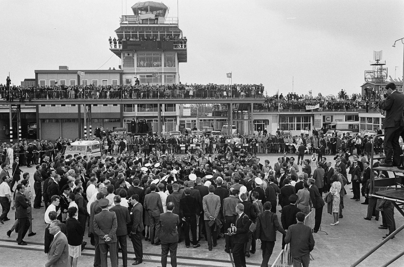Фанаты встречают «Битлз», Амстердам, 1964.