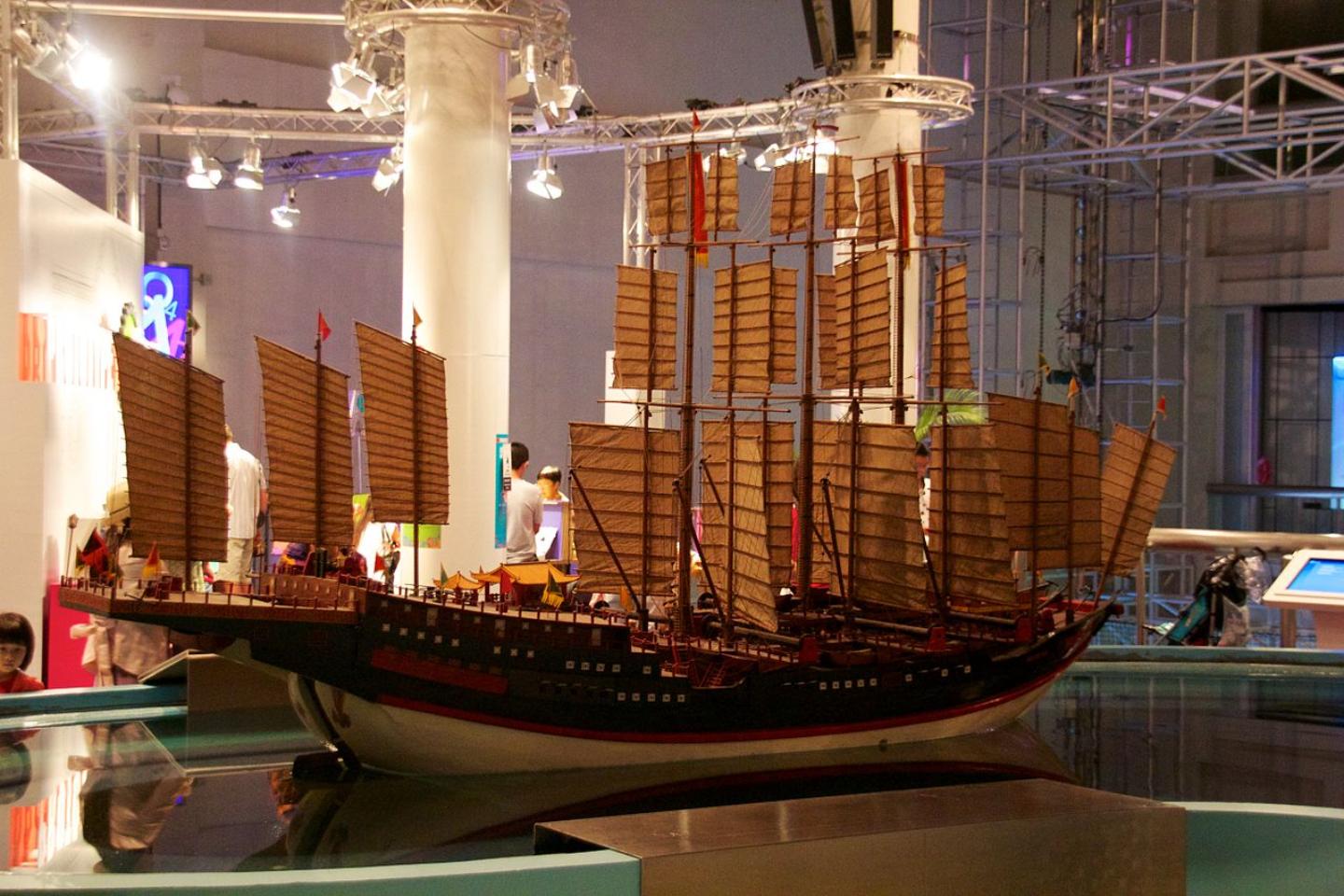 Модель китайского средневекового судна.