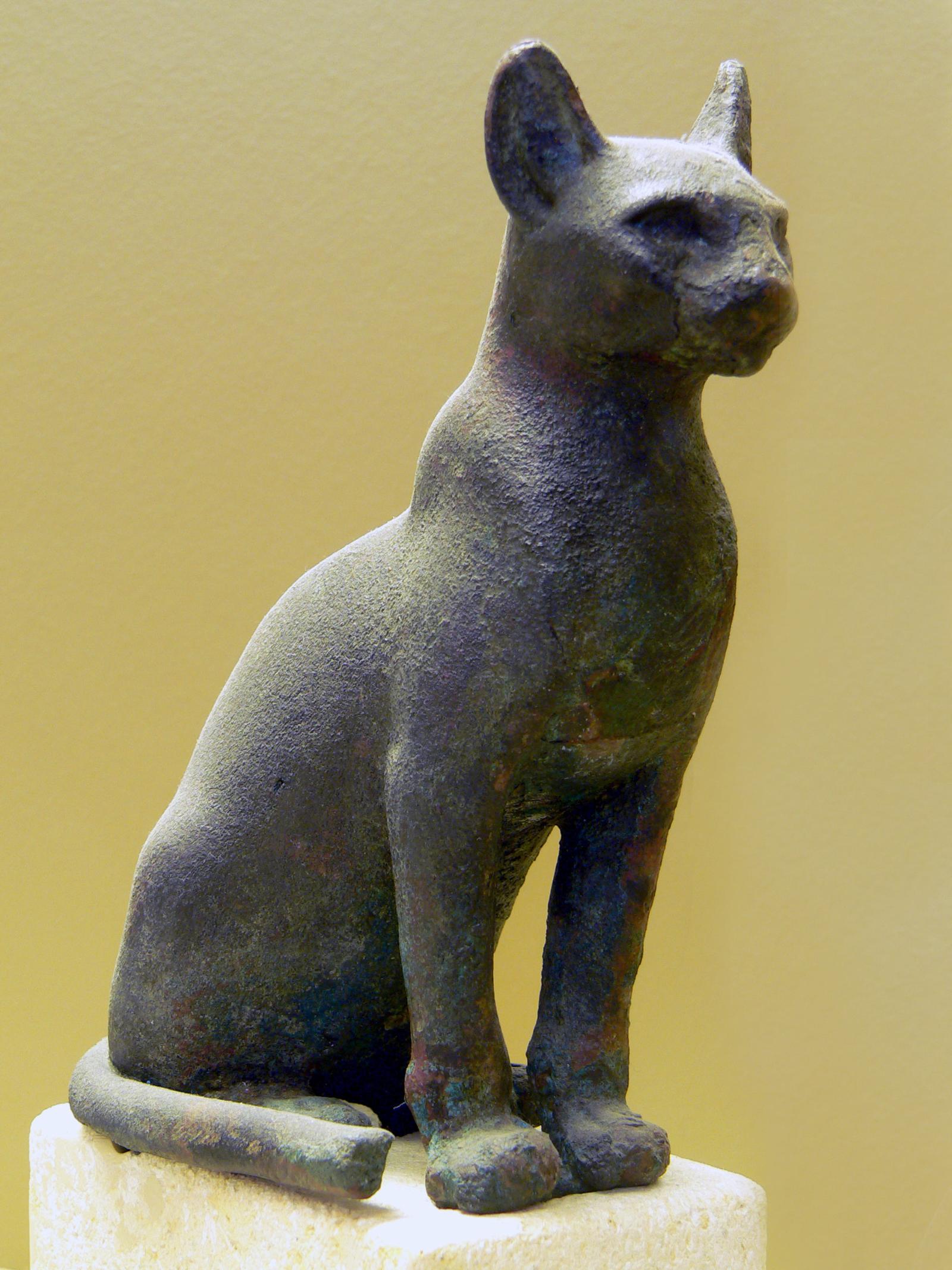 Египетская кошачья статуя.