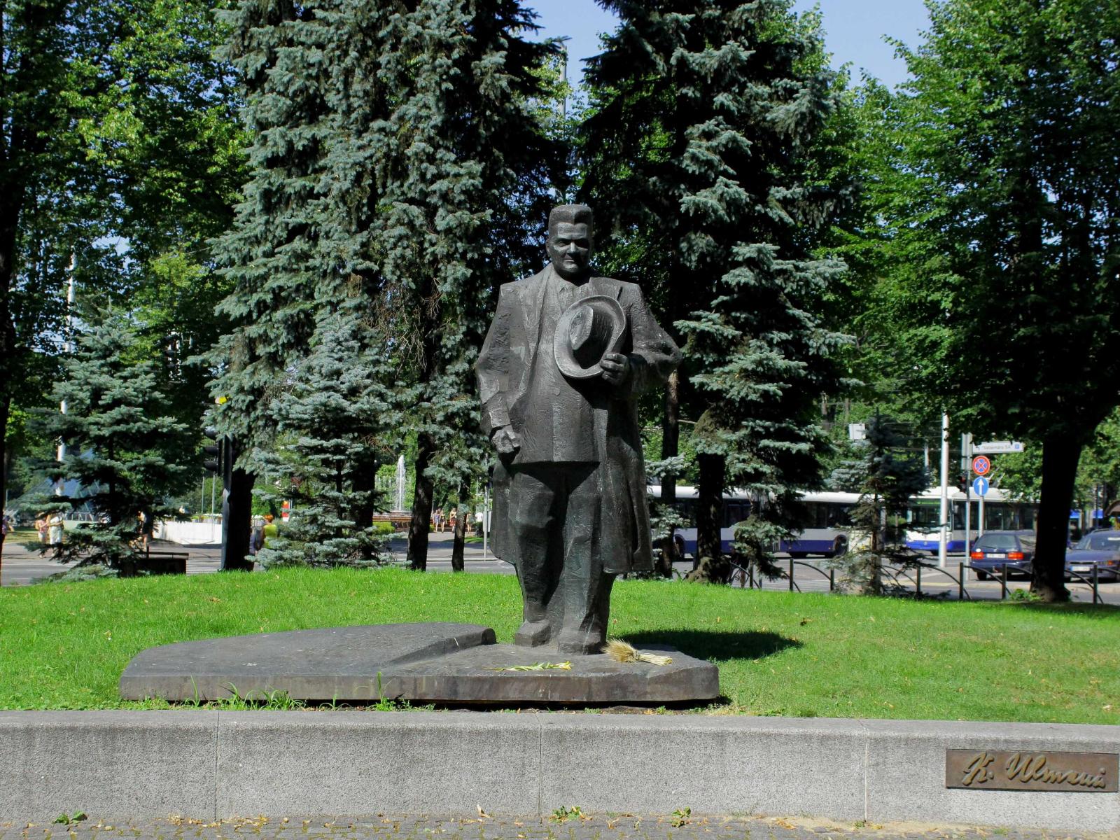 Памятник Улманису в Риге.