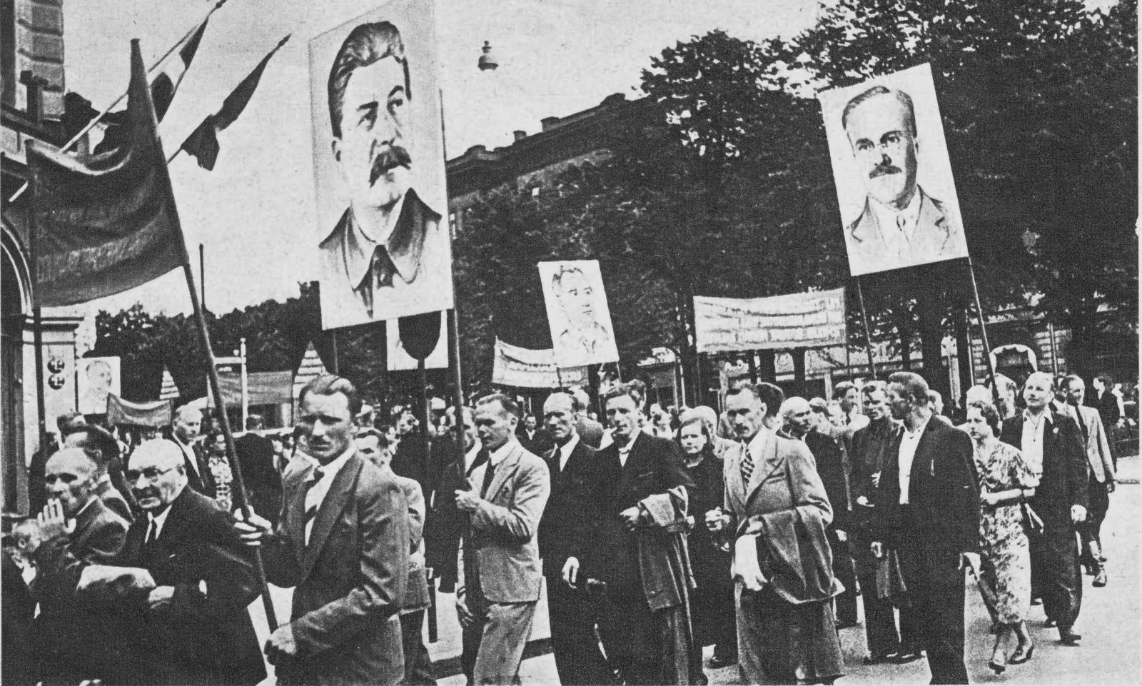 Демонстрация в поддержку присоединения Латвии к СССР. Лето 1940 года.