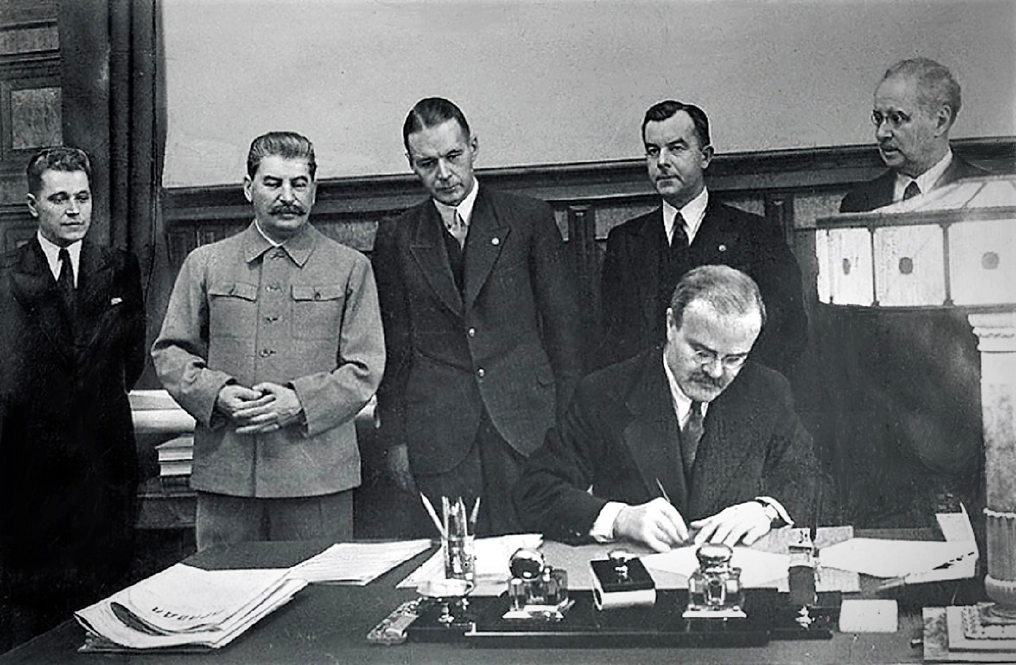 Заключение договора о дружбе между СССР и Латвией.