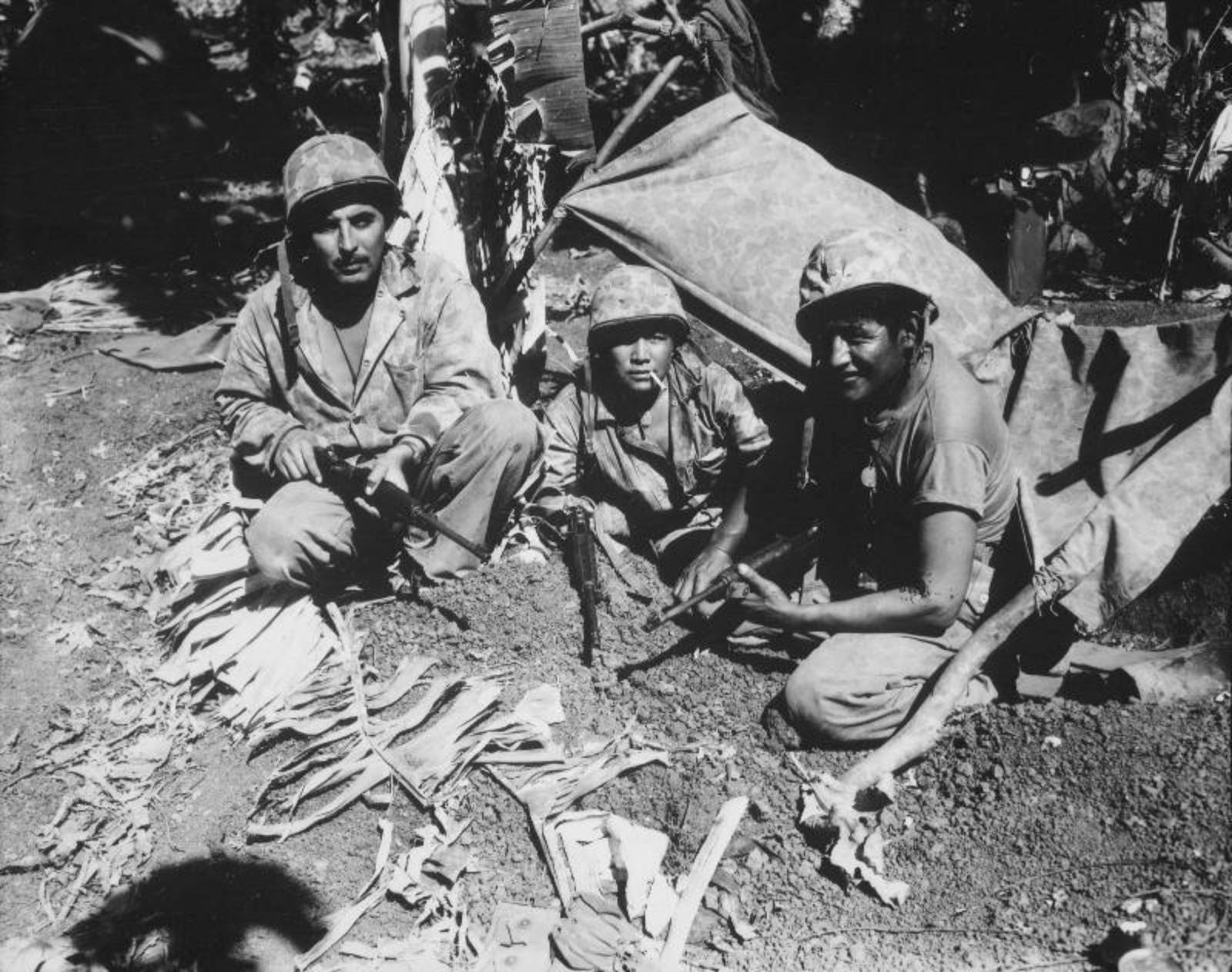 Радист навахо среди американских морских пехотинцев во время высадки десанта на остров Сайпан. Фото 1944 года.