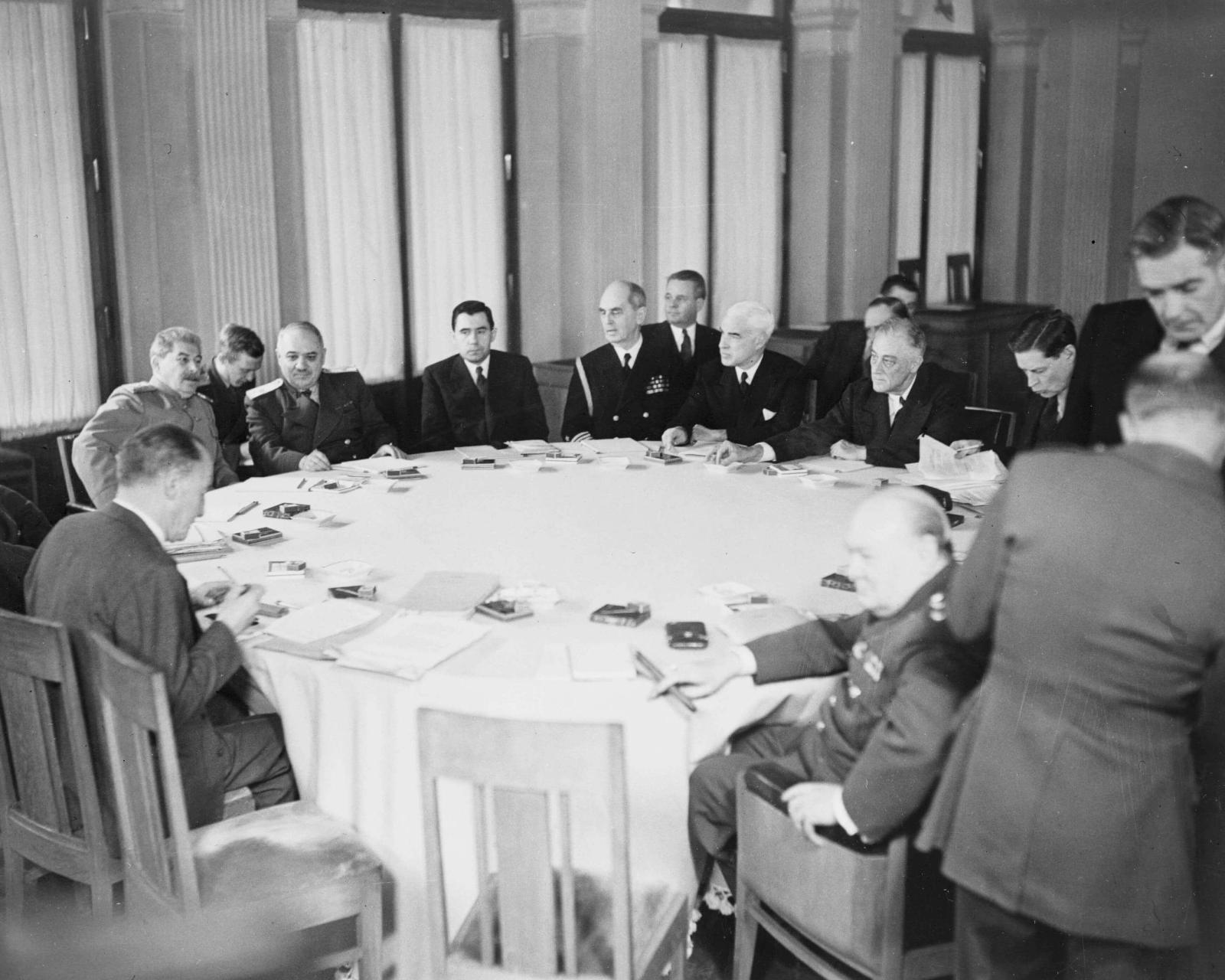 Делегации СССР, США и Великобритании во время Ялтинской конференции.