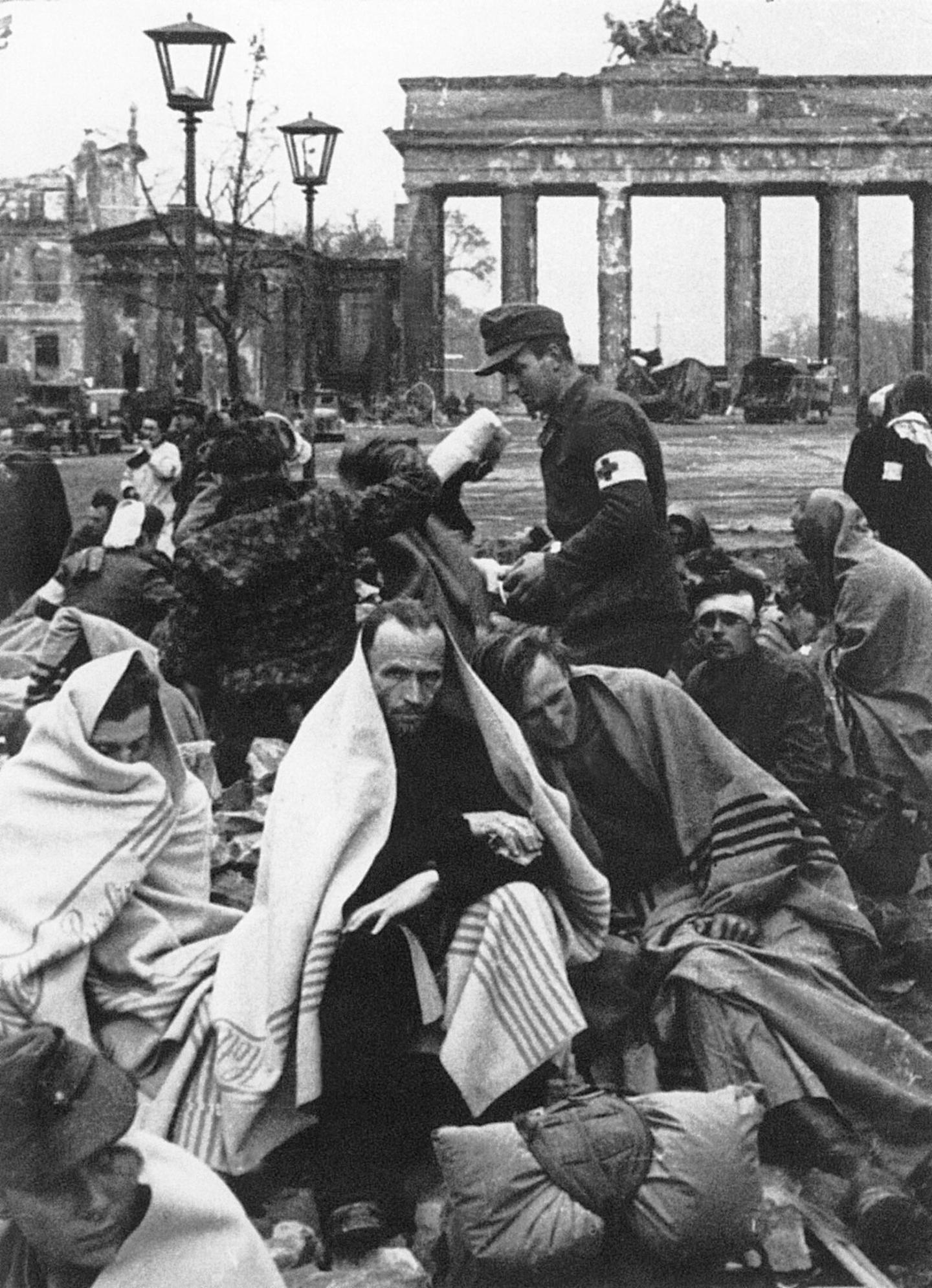 Немецкие пленные в Берлине.