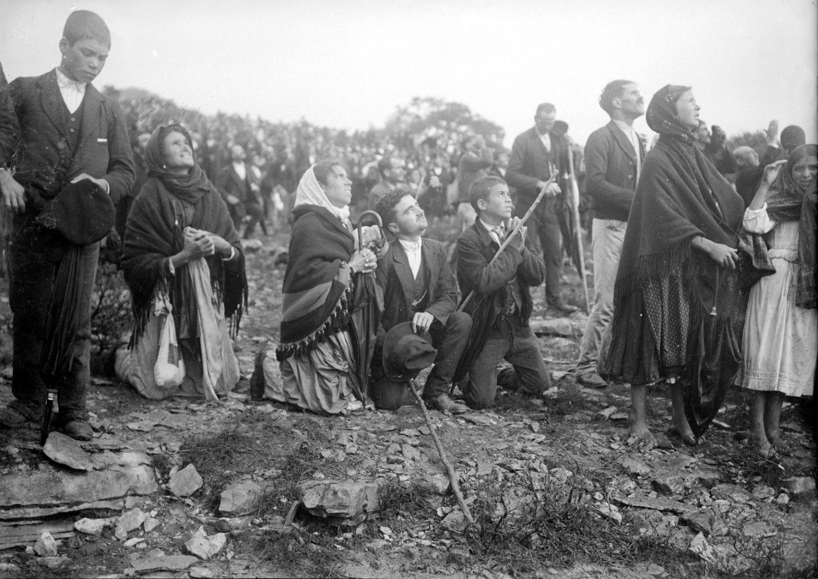 Собравшиеся близ Фатимы 13 октября 1917 года [газетный снимок].