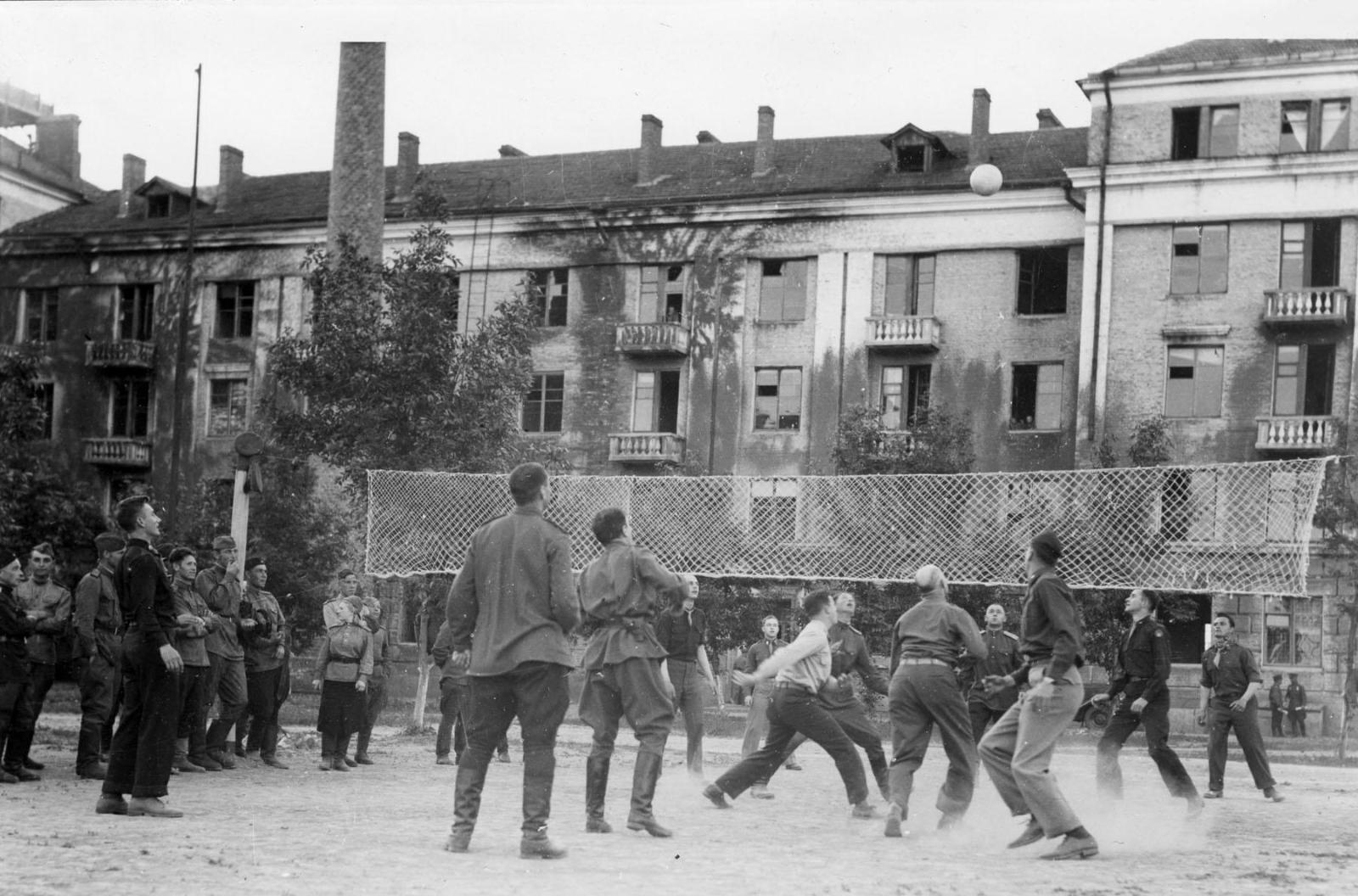 Советские и американские пилоты играют в волейбол в Полтаве. 1944 год.
