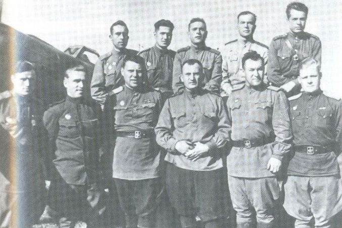 Управление 85 гвардейского авиационно-истребительного полка, 1944.jpg Управление 85 гвардейского авиационно-истребительного полка, 1944.jpg
