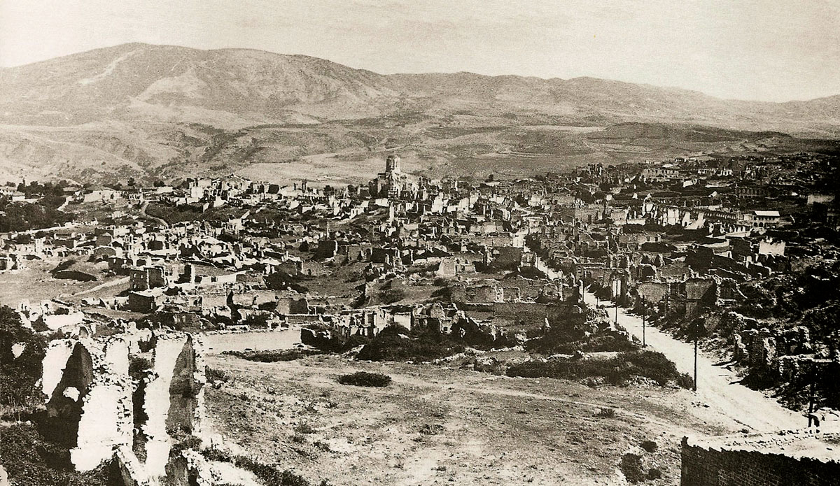 Разгромленные армянские кварталы в Шуше.