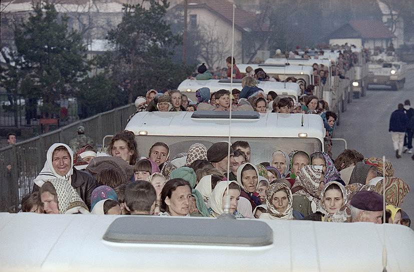 Бегство мусульманского населения Сребреницы. (AP / Michel Euler) с2.jpg