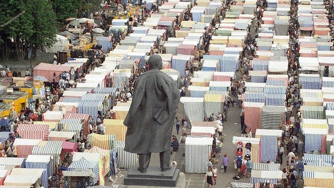 Рынок в Москве в 1992-м году.jpg