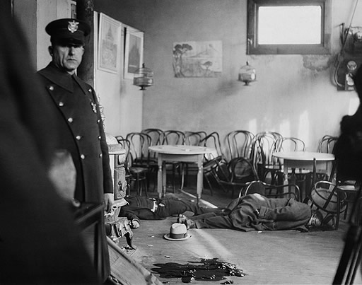 Полиция на месте убийства в ресторане в Кливленде, 1932.jpg Полиция на месте убийства в ресторане в Кливленде, 1932.jpg