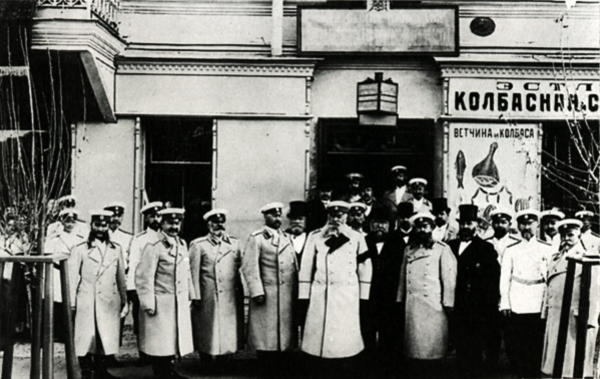 3 Шлиссельбургская полицейская часть. Градоначальник Клейгельс с офицерами полиции.jpg