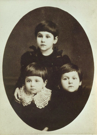 Маленький Михаил Михайлович с сестрами