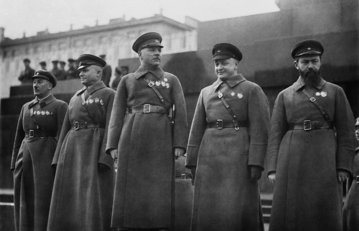 3.jpg Ягода, Егоров, Ворошилов, Тухачевский и Гамарник на Красной площади.