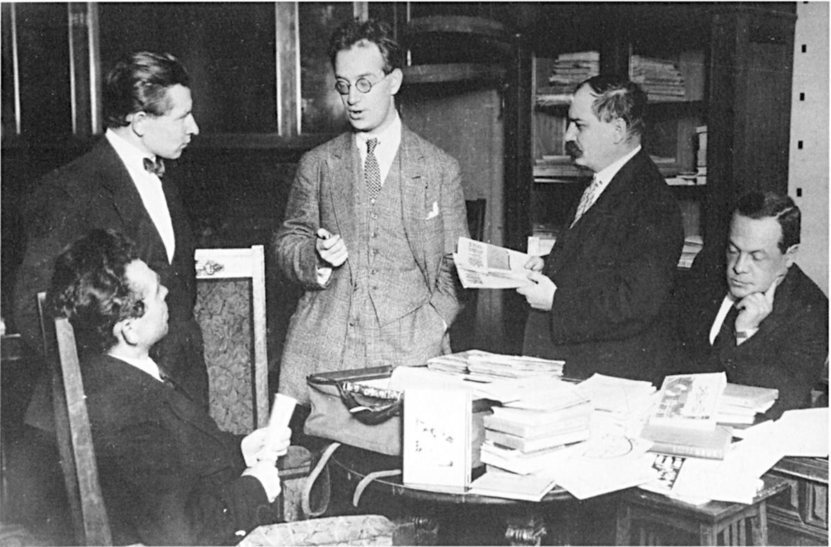 4) Б. Пильняк (в центре) в 1920-е. rusmir.media.jpg