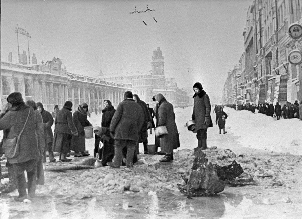 Очередь за водой. Фото Б. Кудоярова, декабрь 1941.jpg