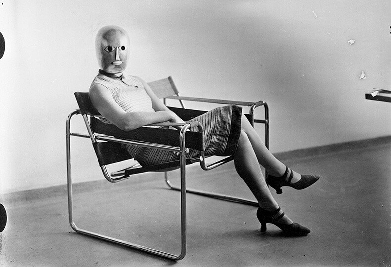 Сидящая на стуле Василии в маске Шлеммера.jpg