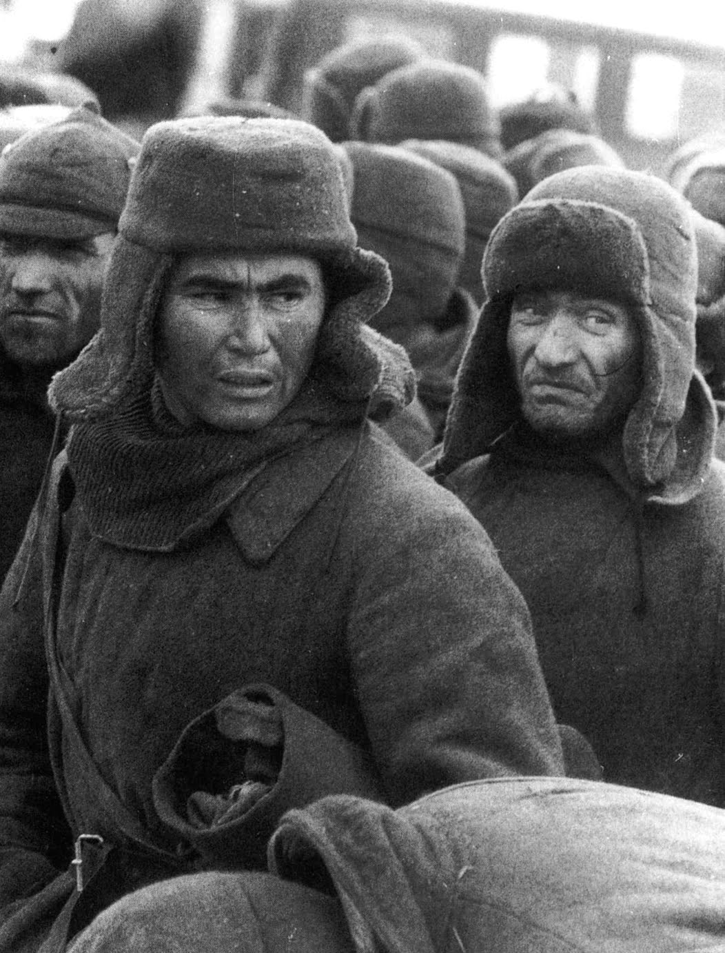 Советские солдаты, попавшие в плен под Вязьмой.jpg