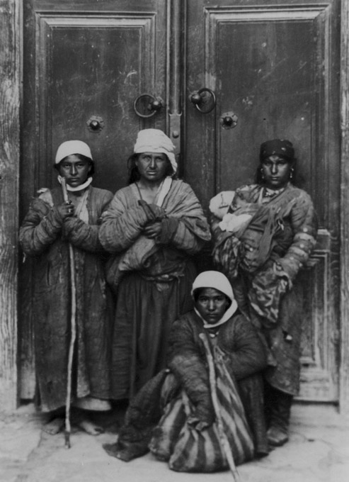 12 Мугатки просят подаяния у дверей мечети. Фотография XIX века.jpg