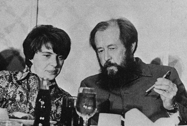 Солженицын и Наталья Светлова в Нью-Йорке.jpg