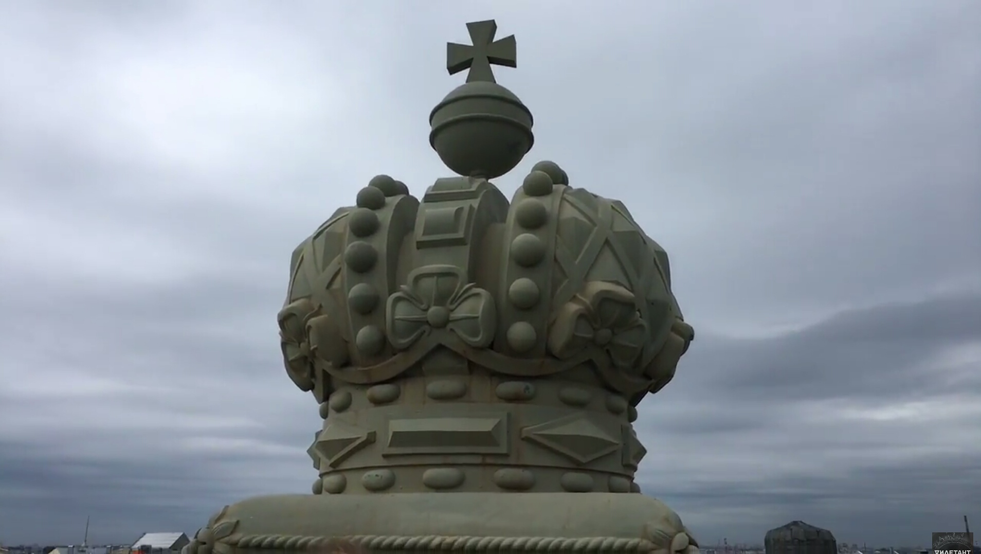 Корона на крыше Зимнего дворца.jpg