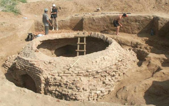 Археологические раскопки на месте Хаджи-Тархана&nbsp;— городище «Шареный Бугор». <br>