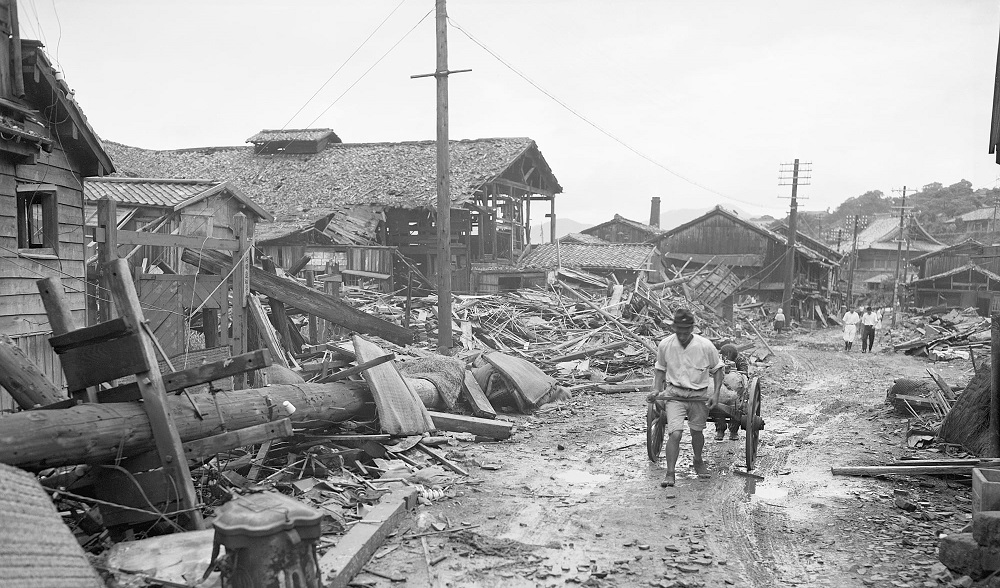 Окрестности Нагасаки, пострадавшие от взрывной волны.
